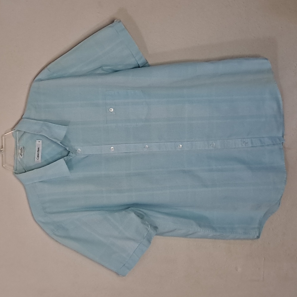 Calvin Klein Men's Size XL Short Sleeved Lightweight Button-down